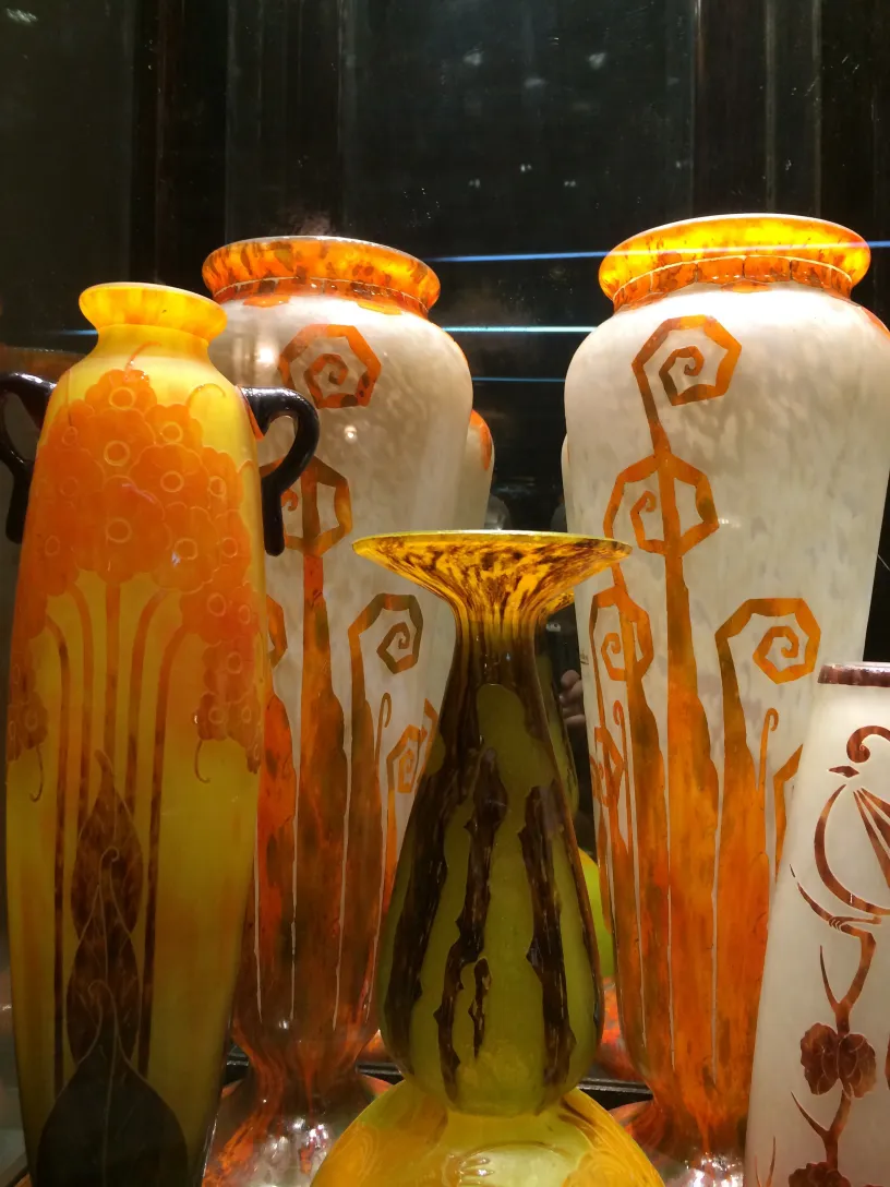 Vetro firmato antico con design colorato di caramelle e bandiera francese sullo sfondo.