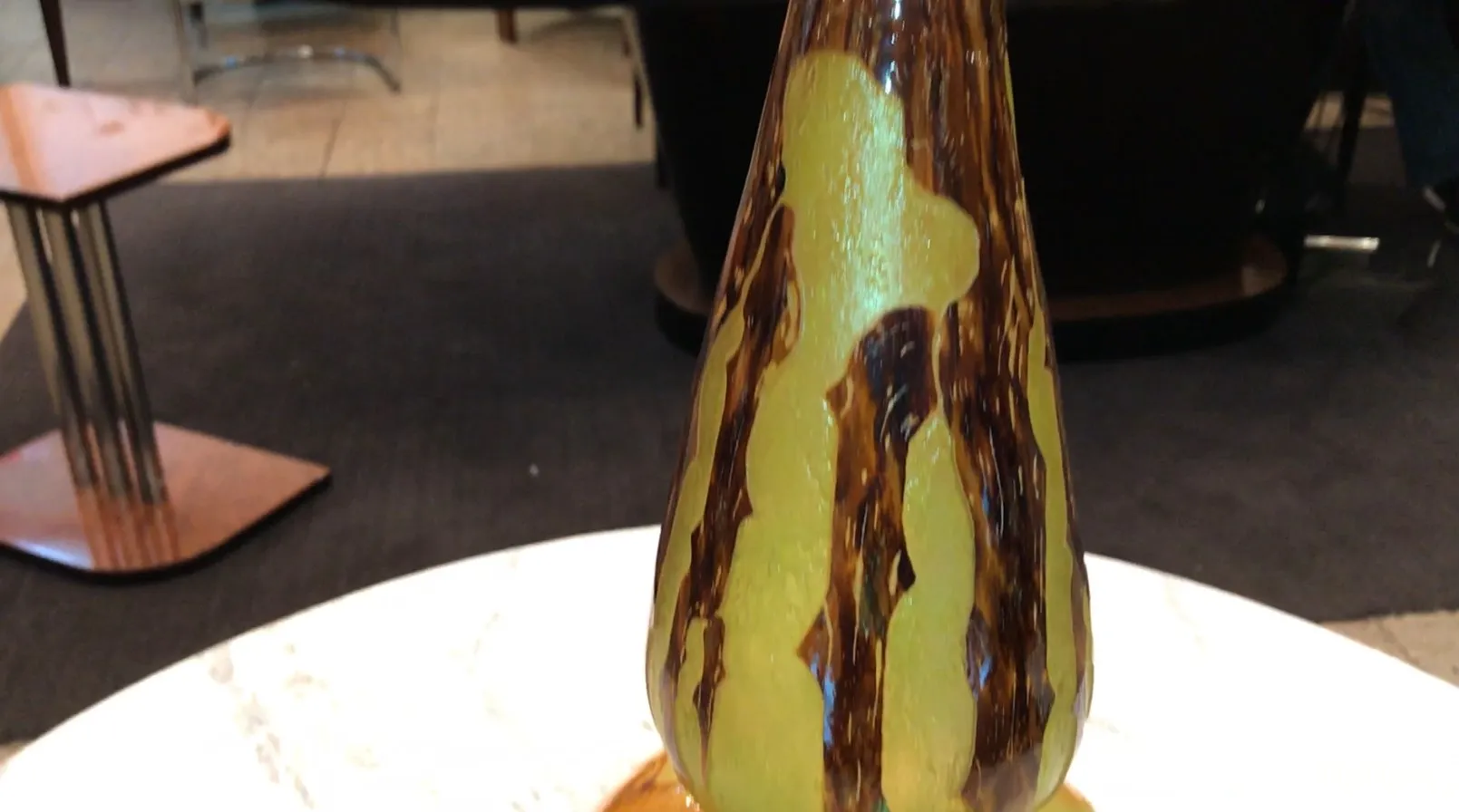 어린 시절의 사탕 디자인과 선명한 색상의 프랑스 국기가 있는 고대 유리