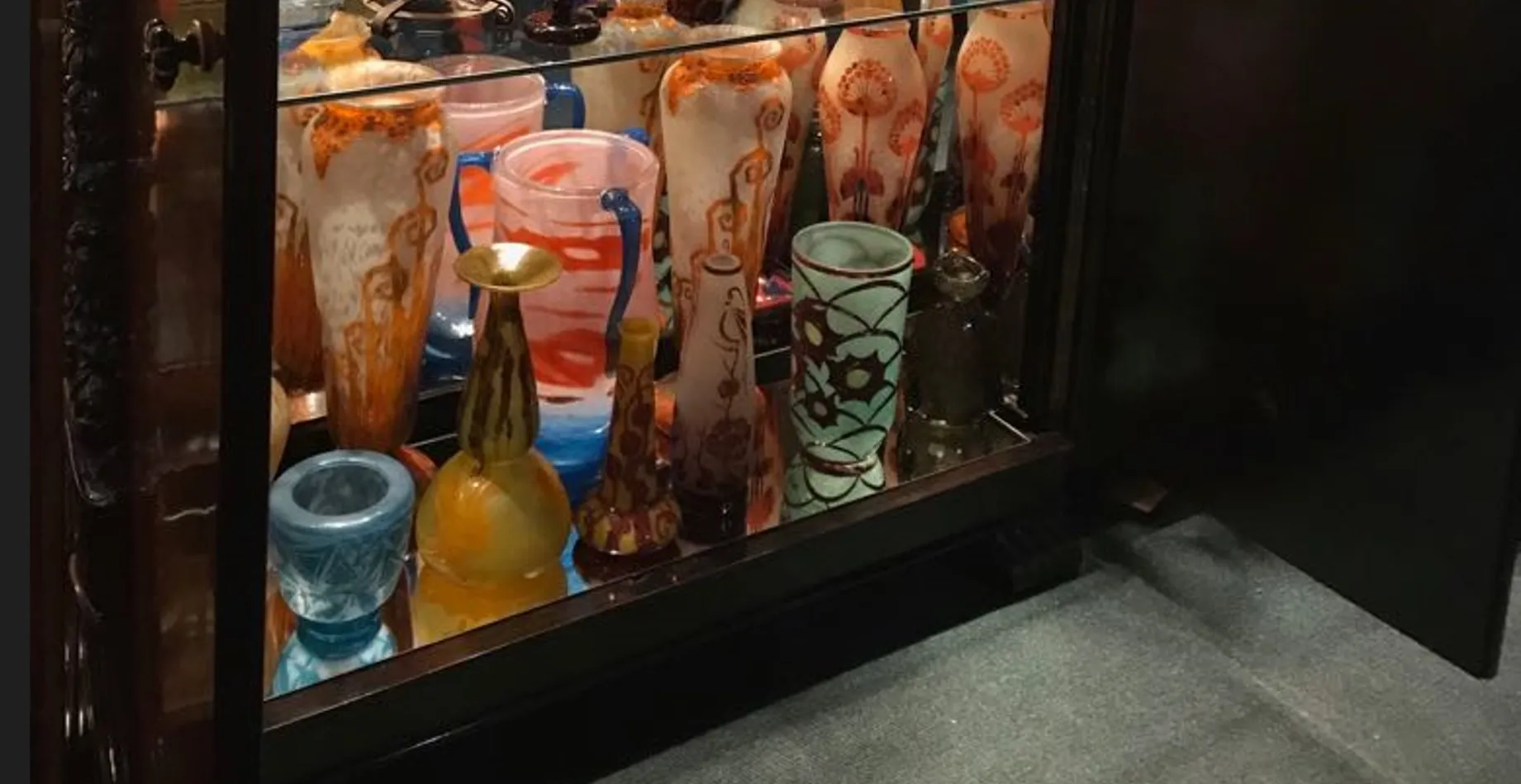 Vidrio firmado con caramelos y bandera francesa en fondo oscuro