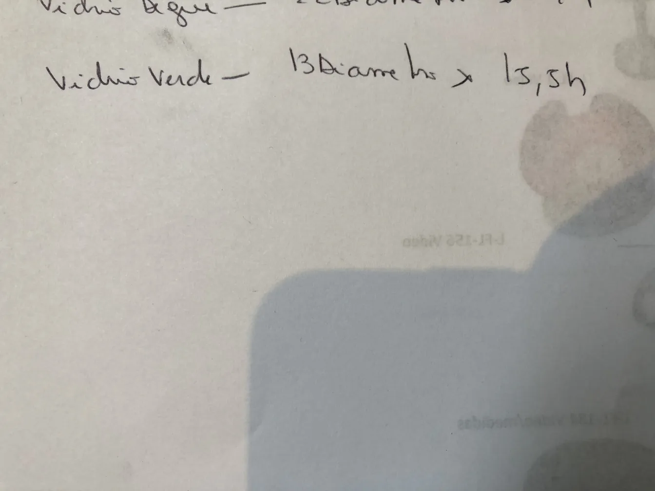 Vidro assinado antigo com detalhes visíveis, ambiente simples