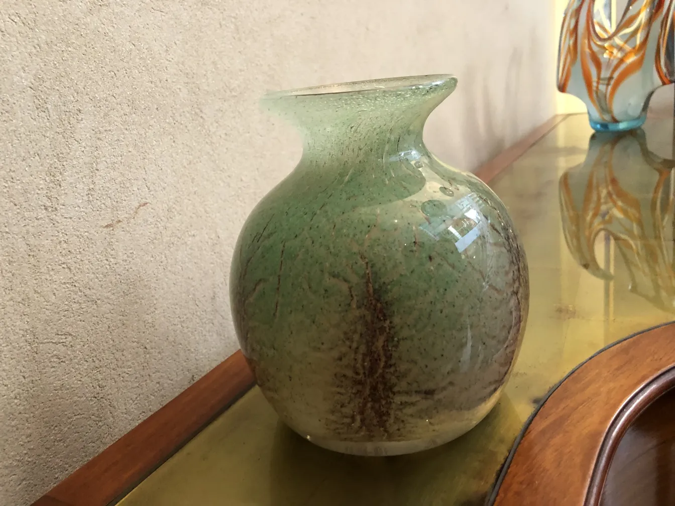 古董绿色花瓶带装饰细节