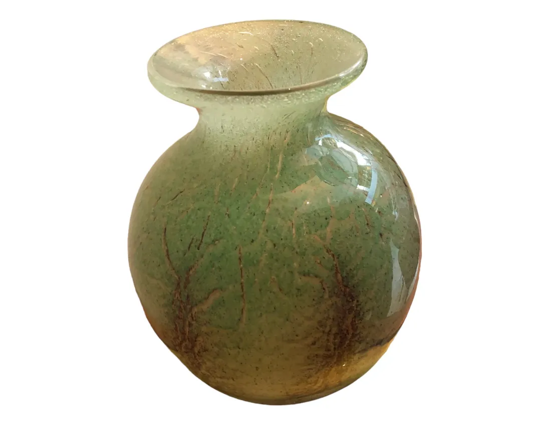 サイン入りの古いグラス、緑と金のテクスチャー。