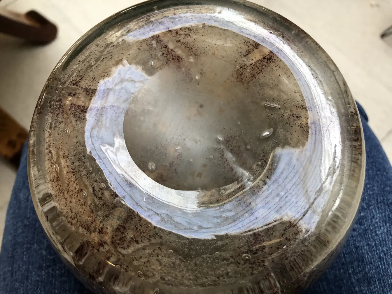 Verre signé ancien avec des détails uniques à la base et texture.