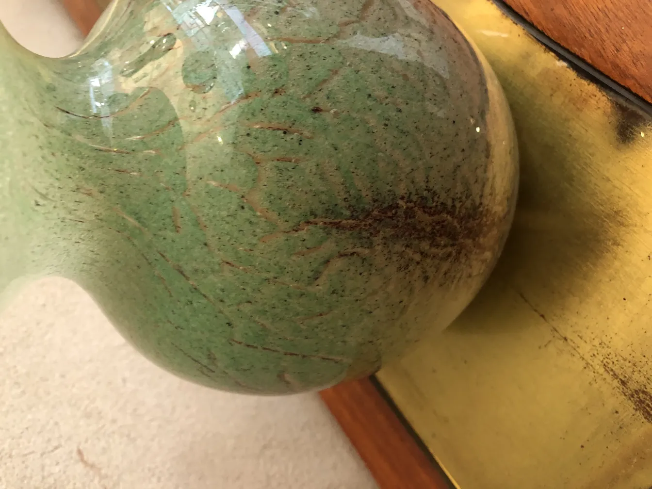 Verre signé avec couleur verte unique et texture, dans un cadre décoratif
