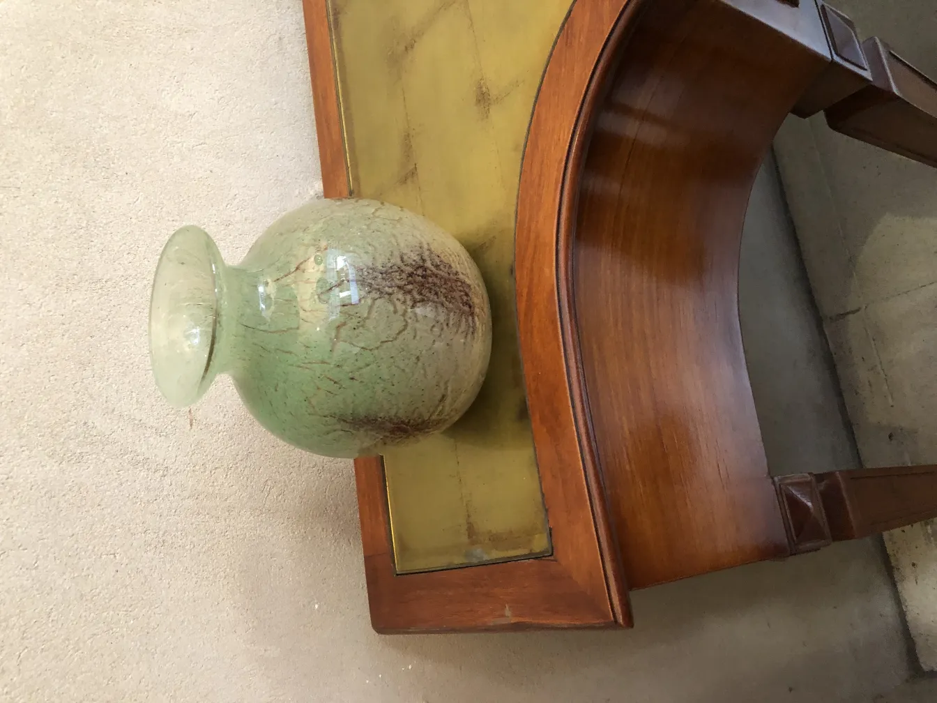 vase en verre signé en tons verts avec des fissures décoratives