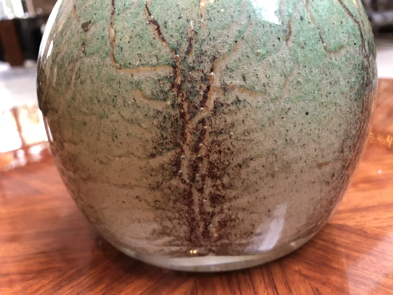 Vetro firmato antico con dettagli unici, decorato con colori tenui.