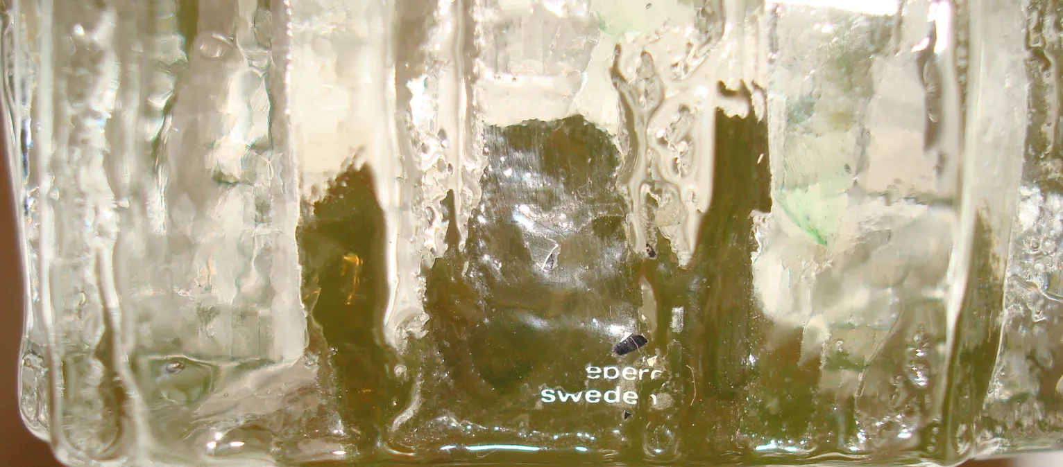 Vidrio firmado con detalles distintivos, antigüedad en su forma.