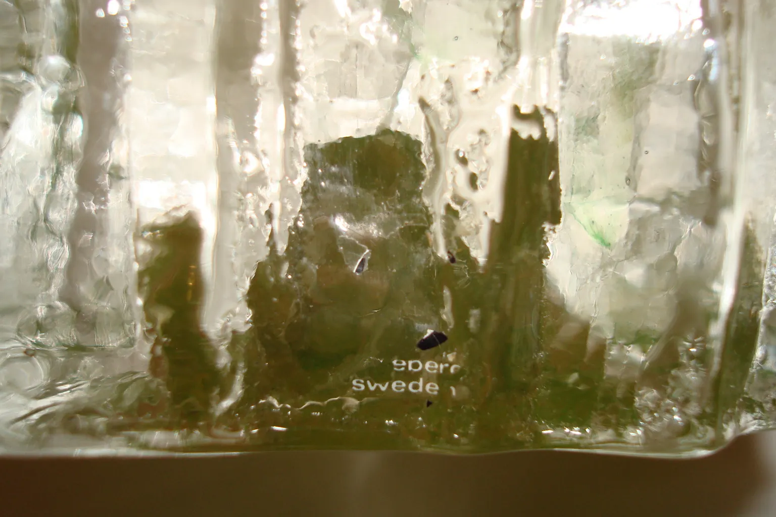 Vidrio firmado con brillo y detalles decorativos