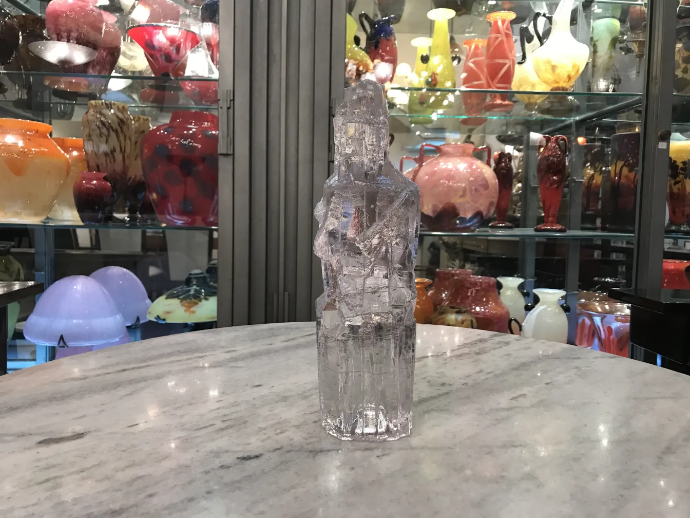 签名玻璃，古老设计，背景为各种玻璃器皿。