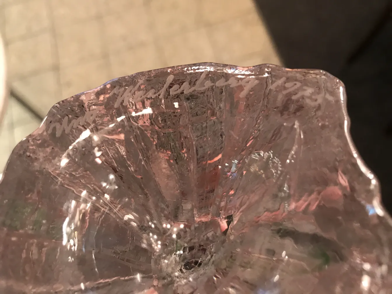 古董签名玻璃，具有明显的装饰细节