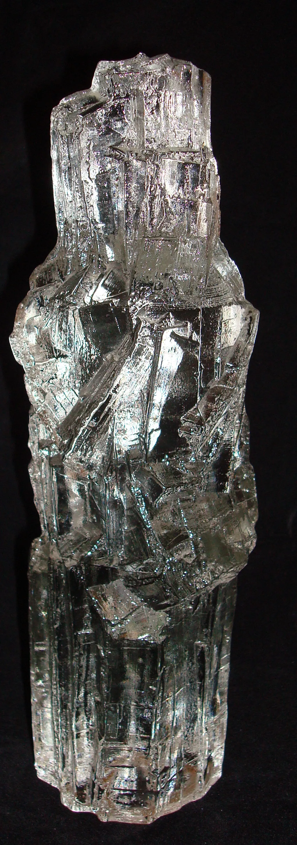 Verre signé antique avec inscriptions et détails uniques.