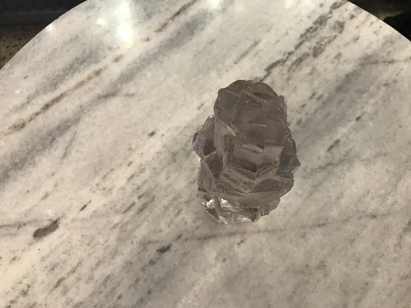 签名玻璃装饰雕塑，置于白色背景