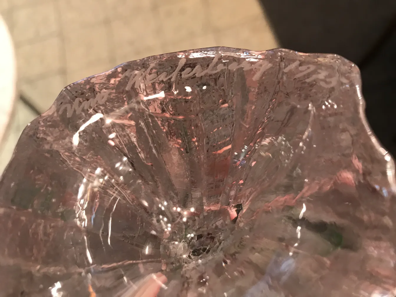 Vetro firmato antico con dettagli visibili e una firma sopra.