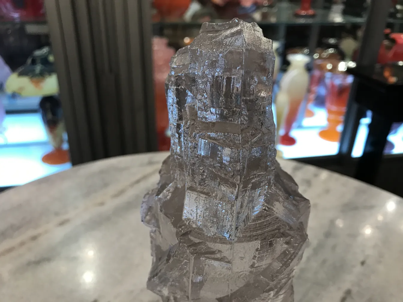 Vetro firmato con dettagli unici, caratteristiche antiche visibili, sfondo decorativo