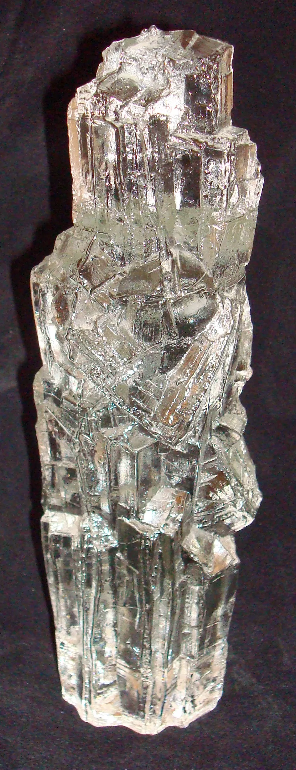 Verre signé antique avec une texture cristalline brillante et une forme irrégulière.