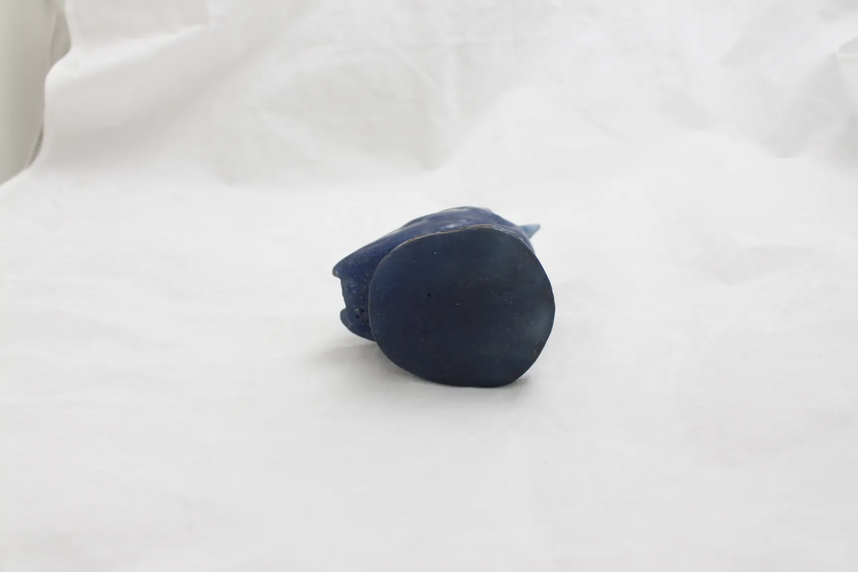 Verre signé antique bleu avec détails.