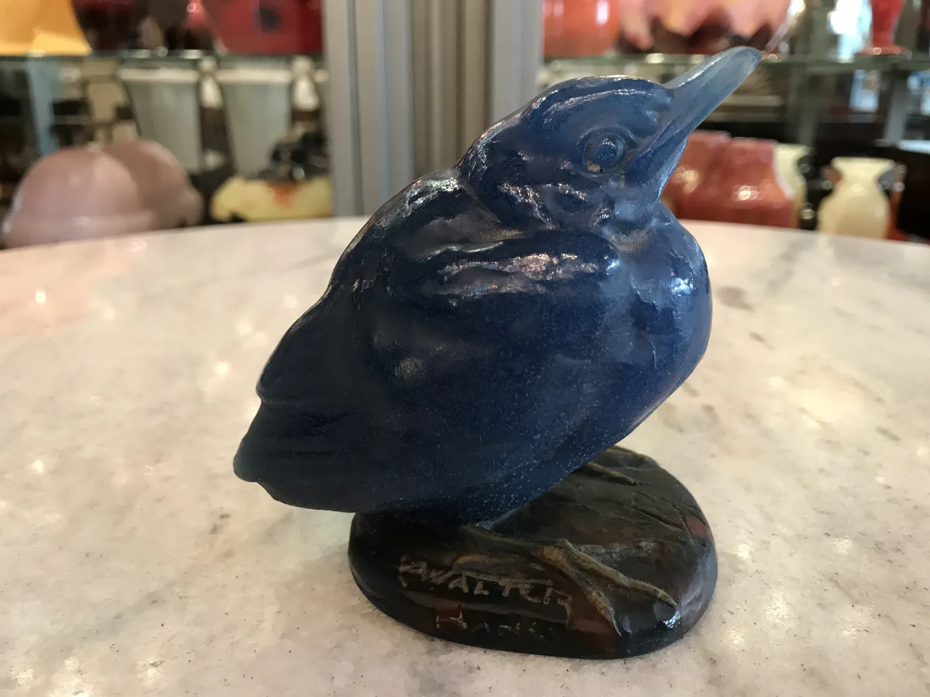 scultura di vetro blu a forma di uccello con dettagli