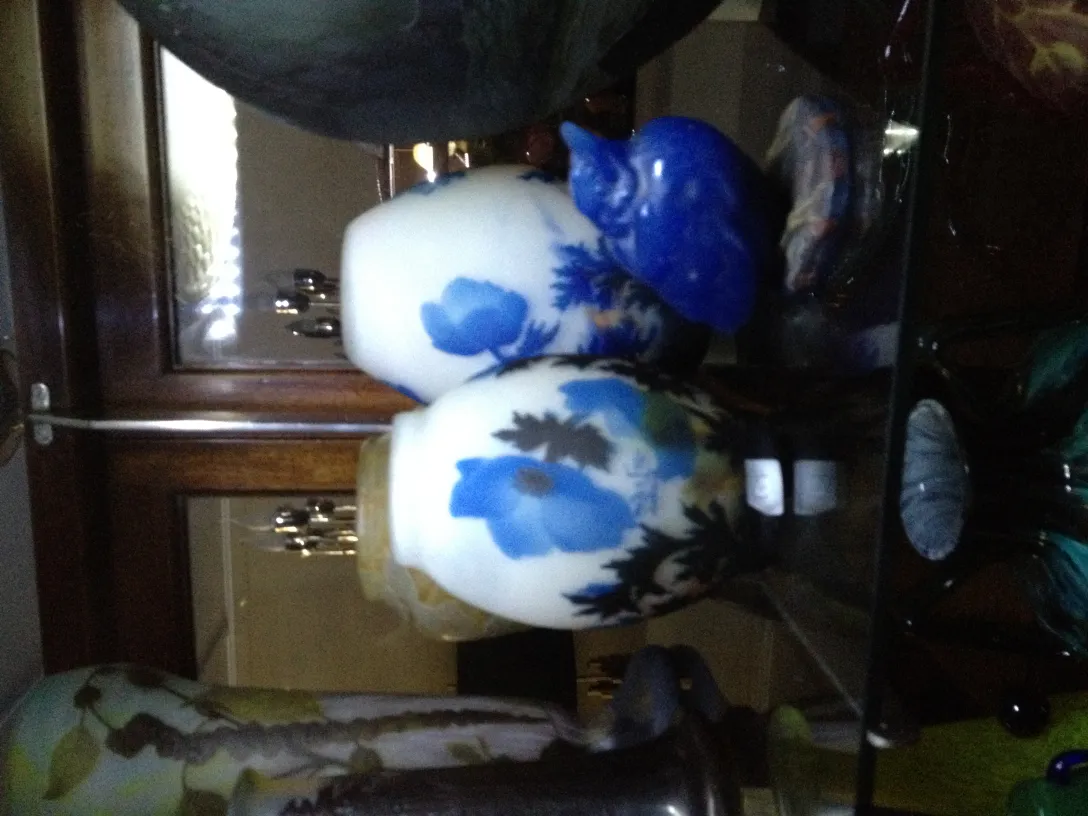 زجاج موقّع مزخرف بالزهور على رف قديم