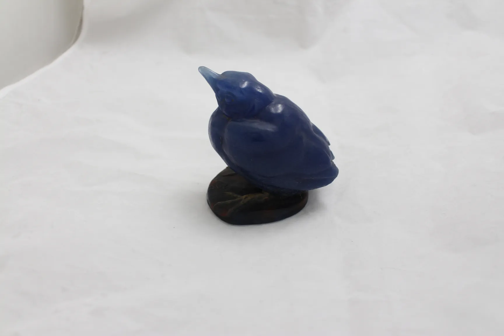Dekorative Vogelfigur aus signiertem Glas in blauer Farbe auf einer Basis