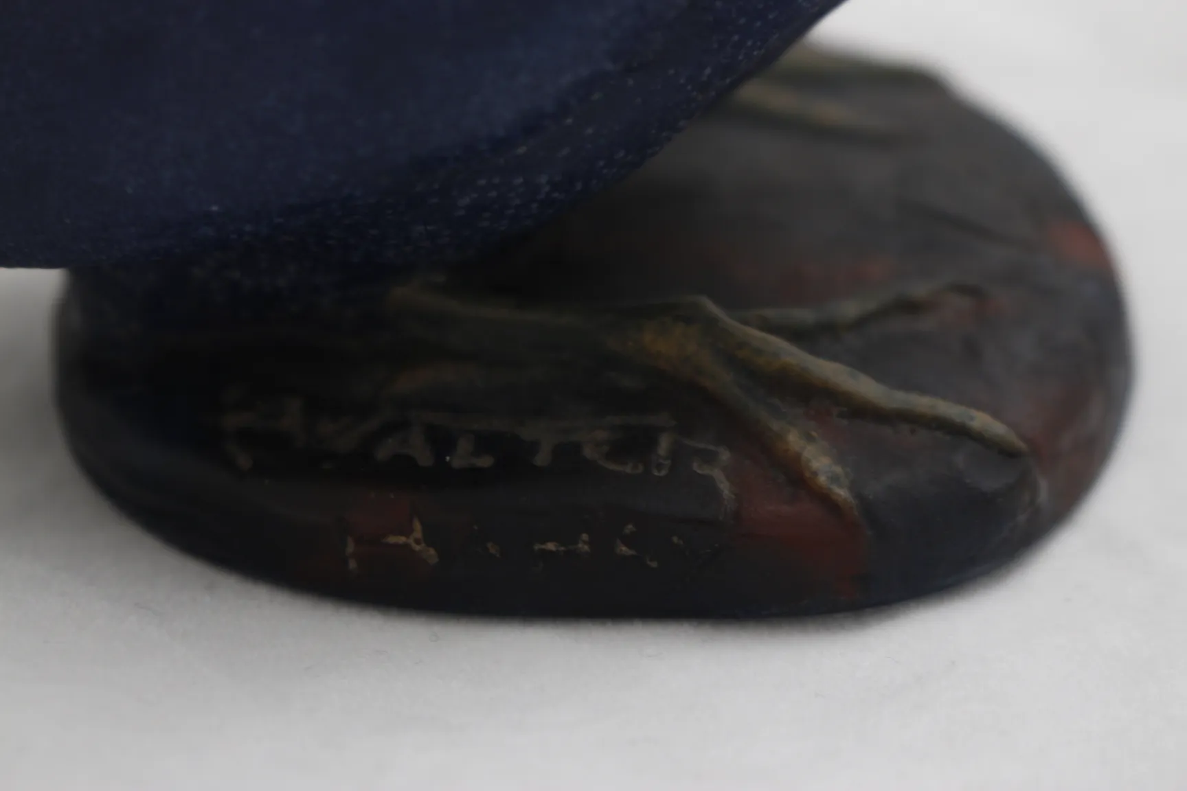 서명된 유리가 어두운 장식 환경에서 세부 사항과 함께