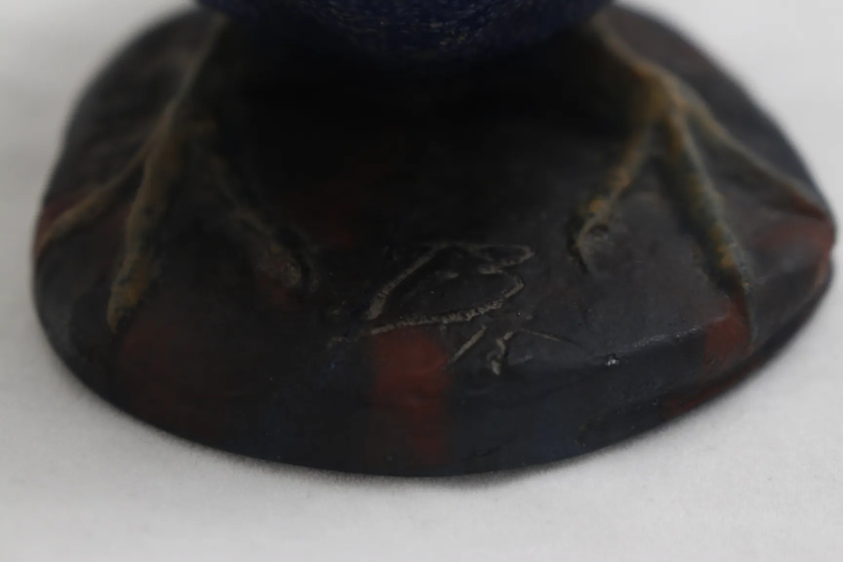 Base de un vidrio firmado con detalles visibles