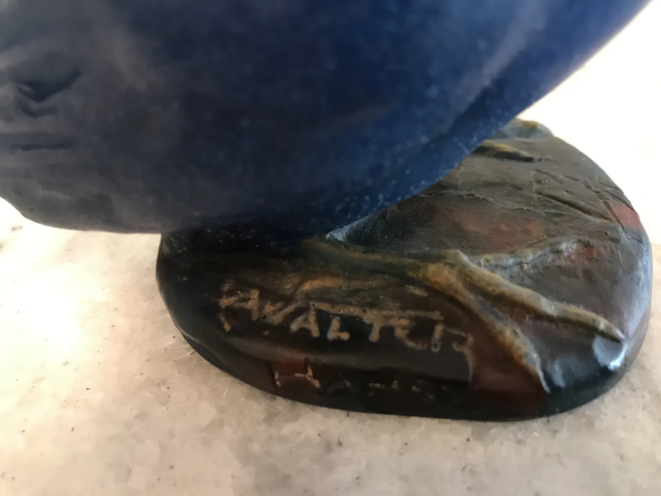 Antikes signiertes Glas, das lebendige Farben und einzigartige Details zeigt.