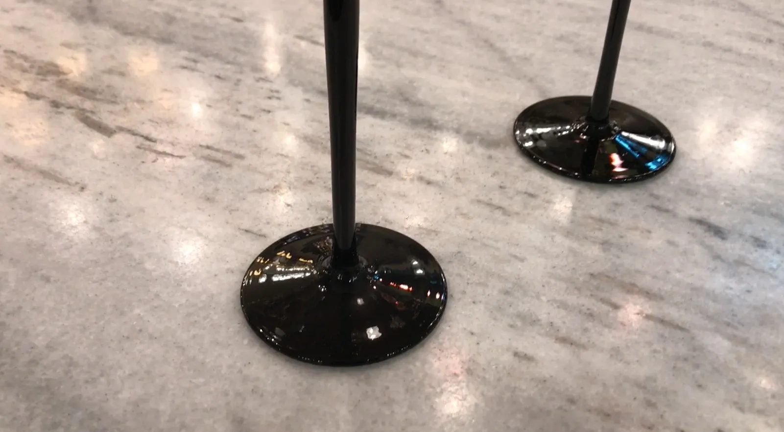 Vidro assinado antigo com base decorativa preta brilhante