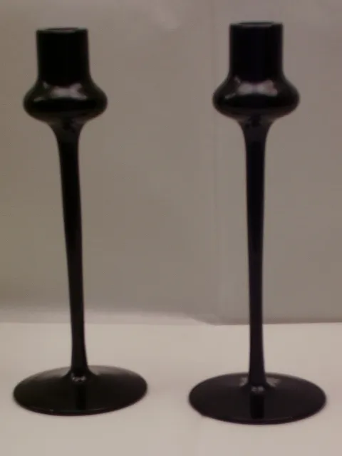 hohe und stilisierte Kerzenständer aus signiertem Glas, elegantes Design