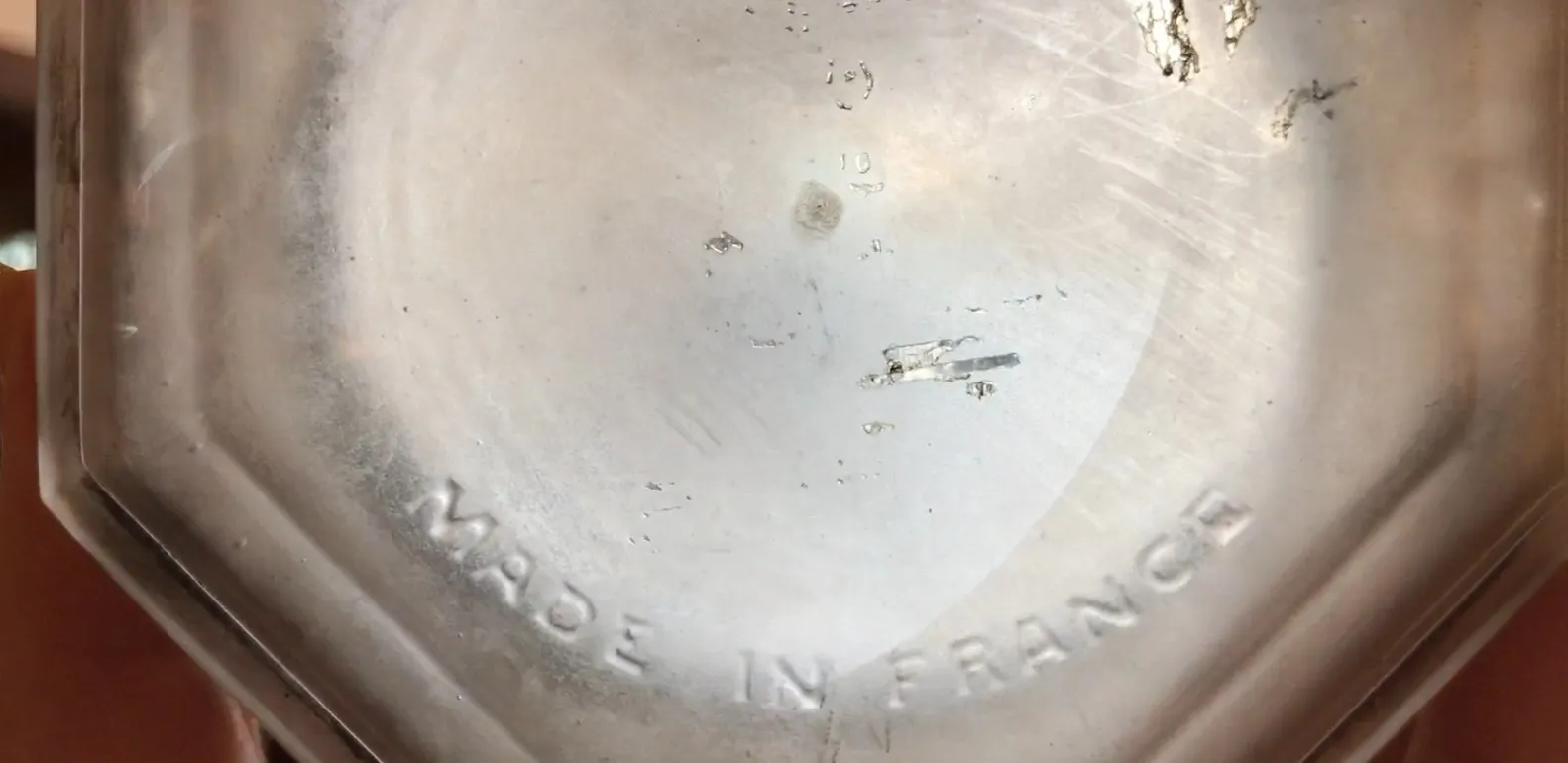 Vidrio firmado antiguo con detalles visibles y marca