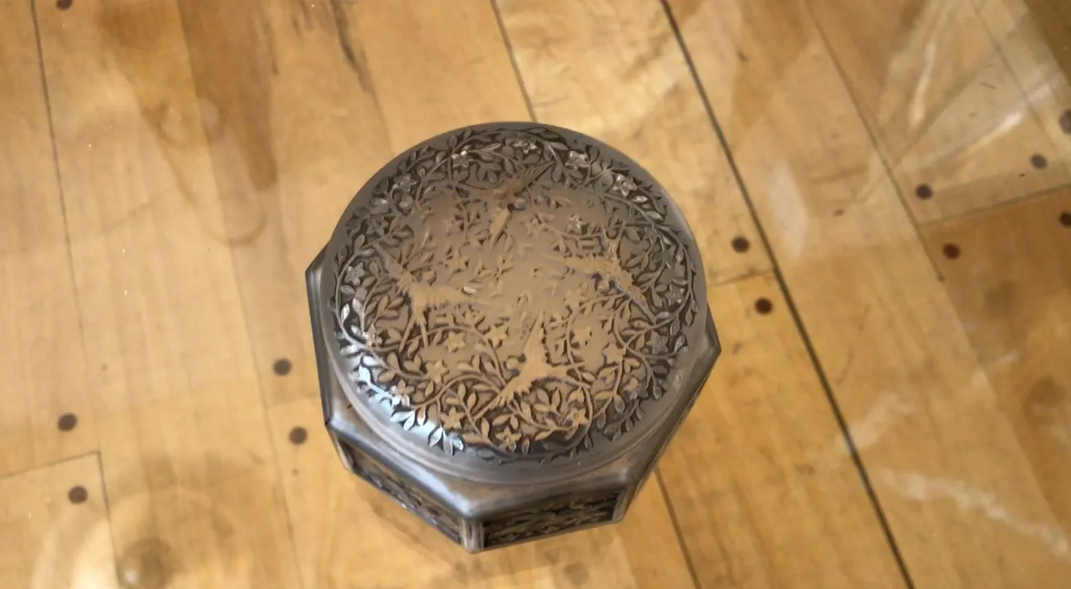 Antikes signiertes Glas, verziert mit einem komplexen Design