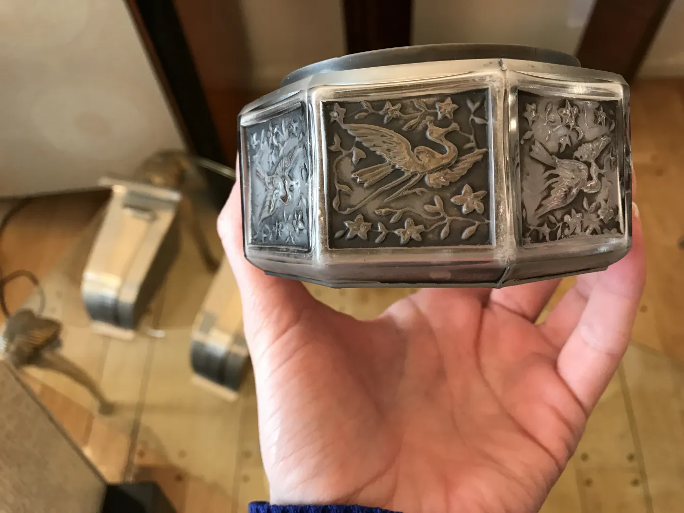 verre signé ancien avec des gravures complexes d'oiseaux et de fleurs