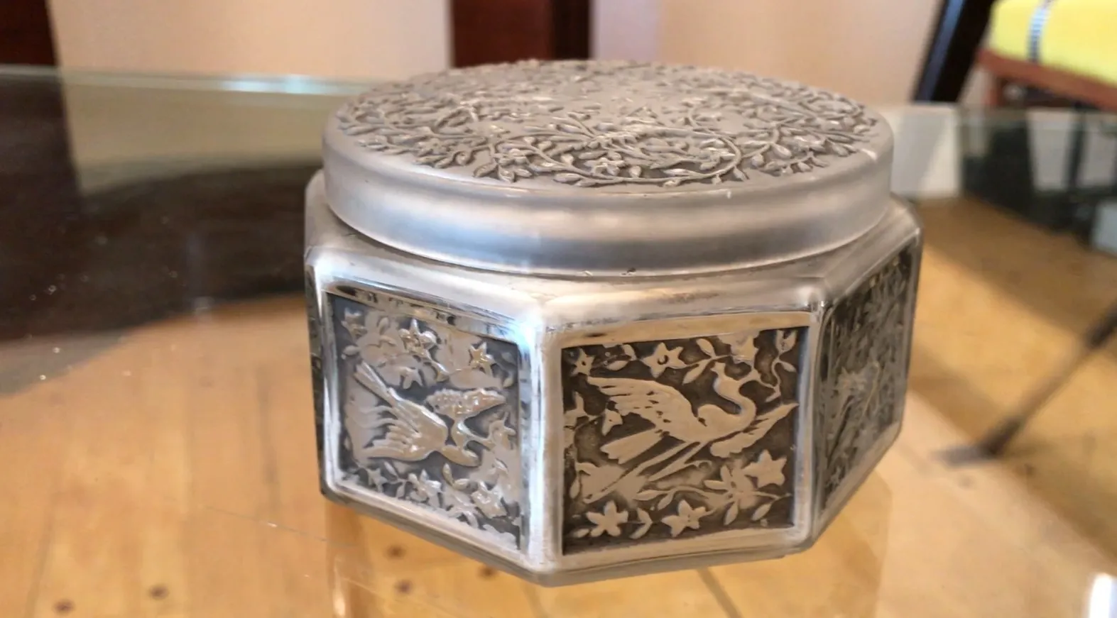 Verre signé avec des détails décoratifs à la surface