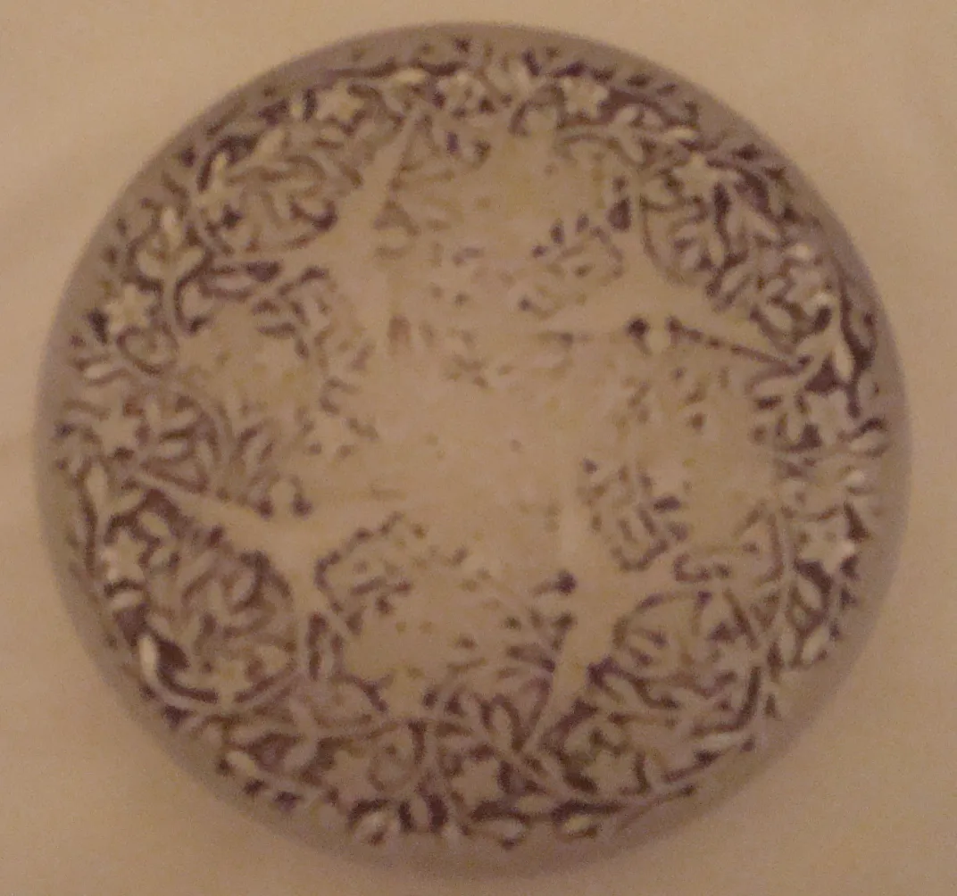 Verre signé avec motif floral, aspect circulaire antique. Idéal pour les collectionneurs.
