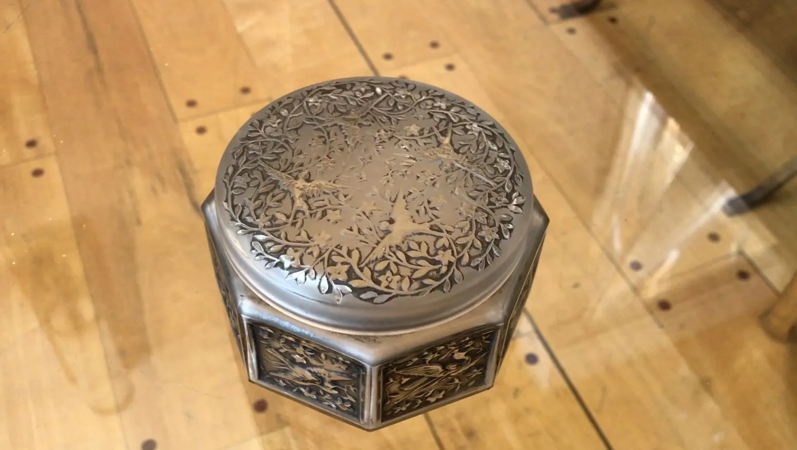 Vidrio firmado con decoración intrincada y ambiente antiguo.