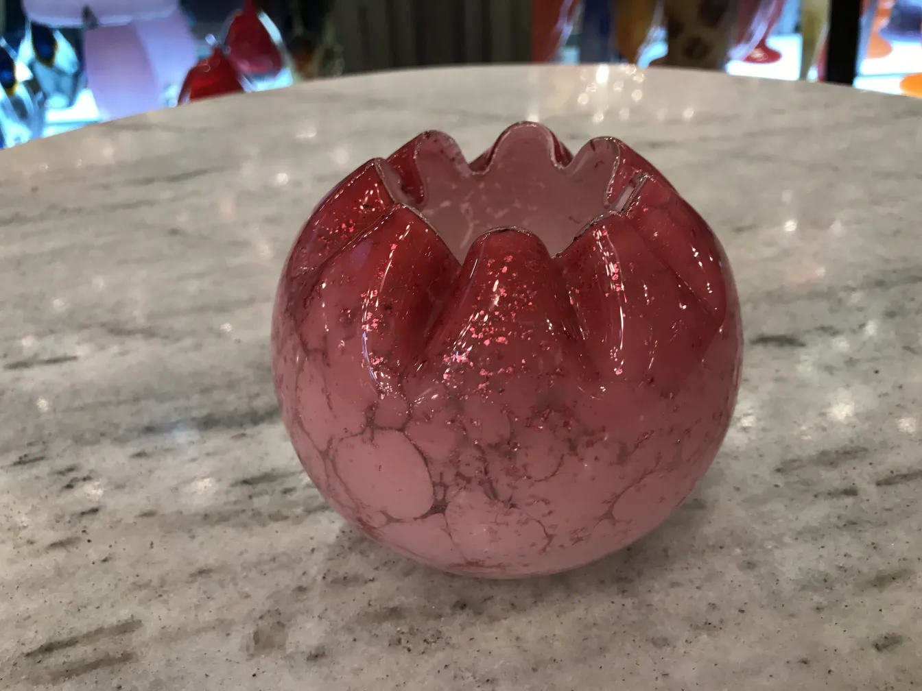 Antikes signiertes Glas in Rosa mit klarer Textur.