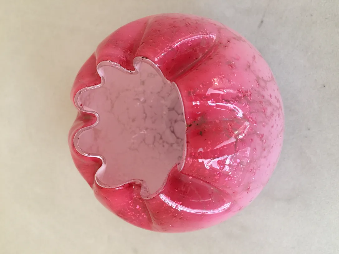 antikes signiertes Glasstück in Rosa mit gewellter Form