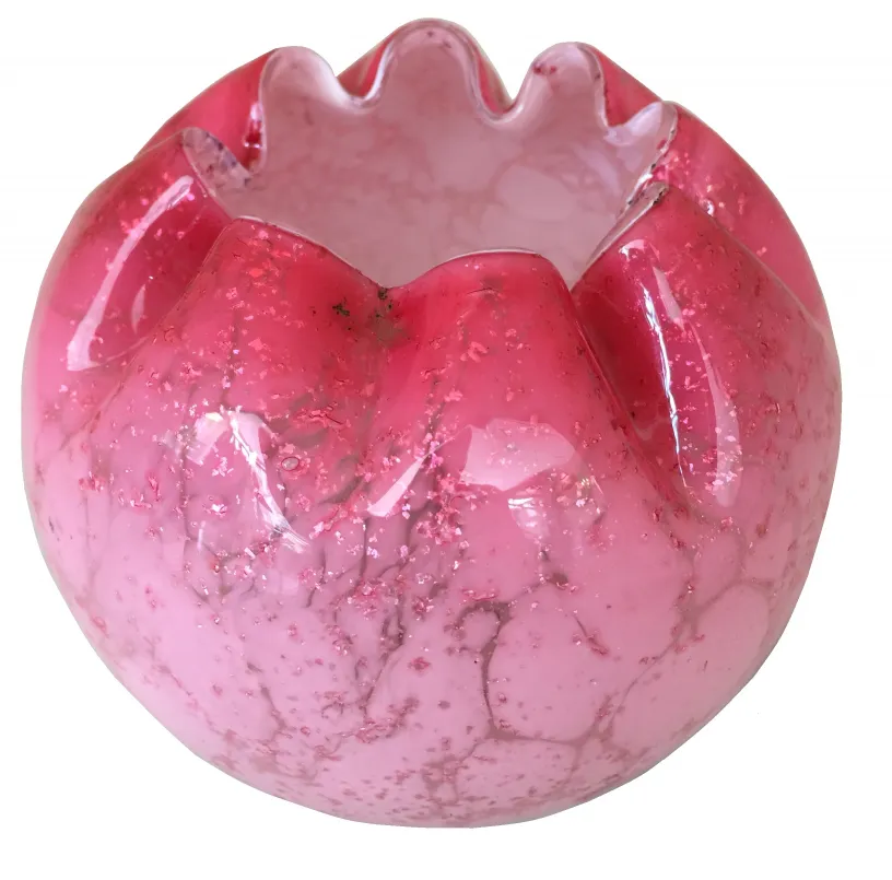 Signiertes rosa Glas mit glänzender Textur und gewelltem Design oben.