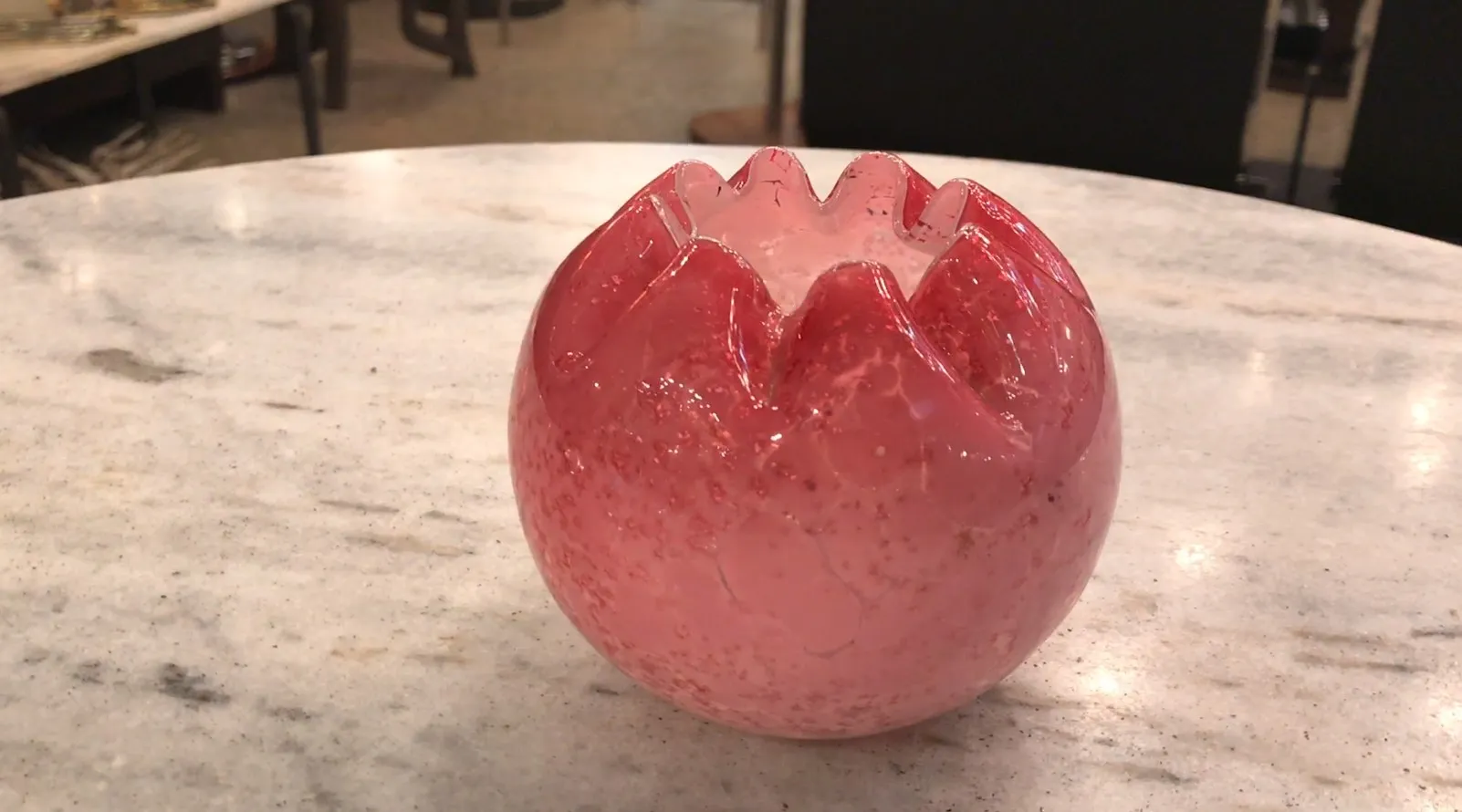 schönes signiertes Glas in Pink mit abgerundeten Dekorationen