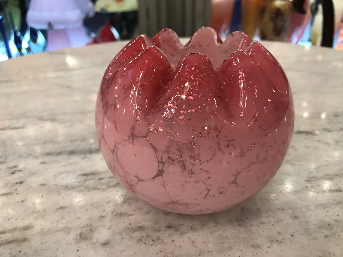 زجاج موقّع وردي مع تفاصيل فريدة وقوام.