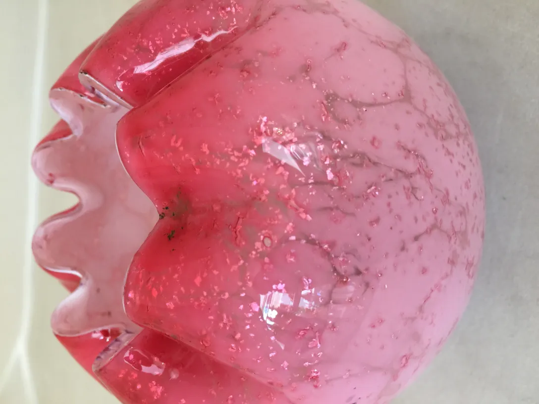 verre signé rose avec détails décoratifs