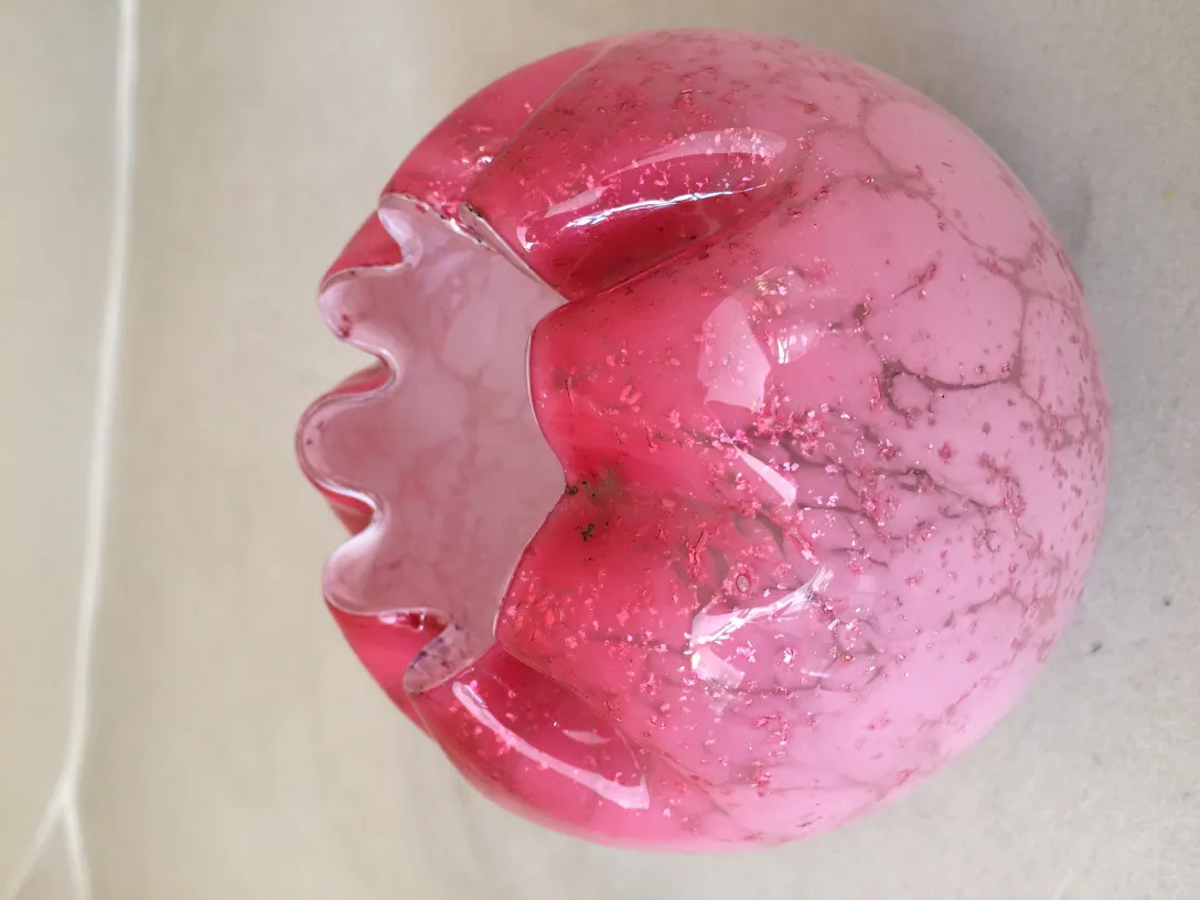 Antikes signiertes Glas in Pink mit einzigartigem Design.