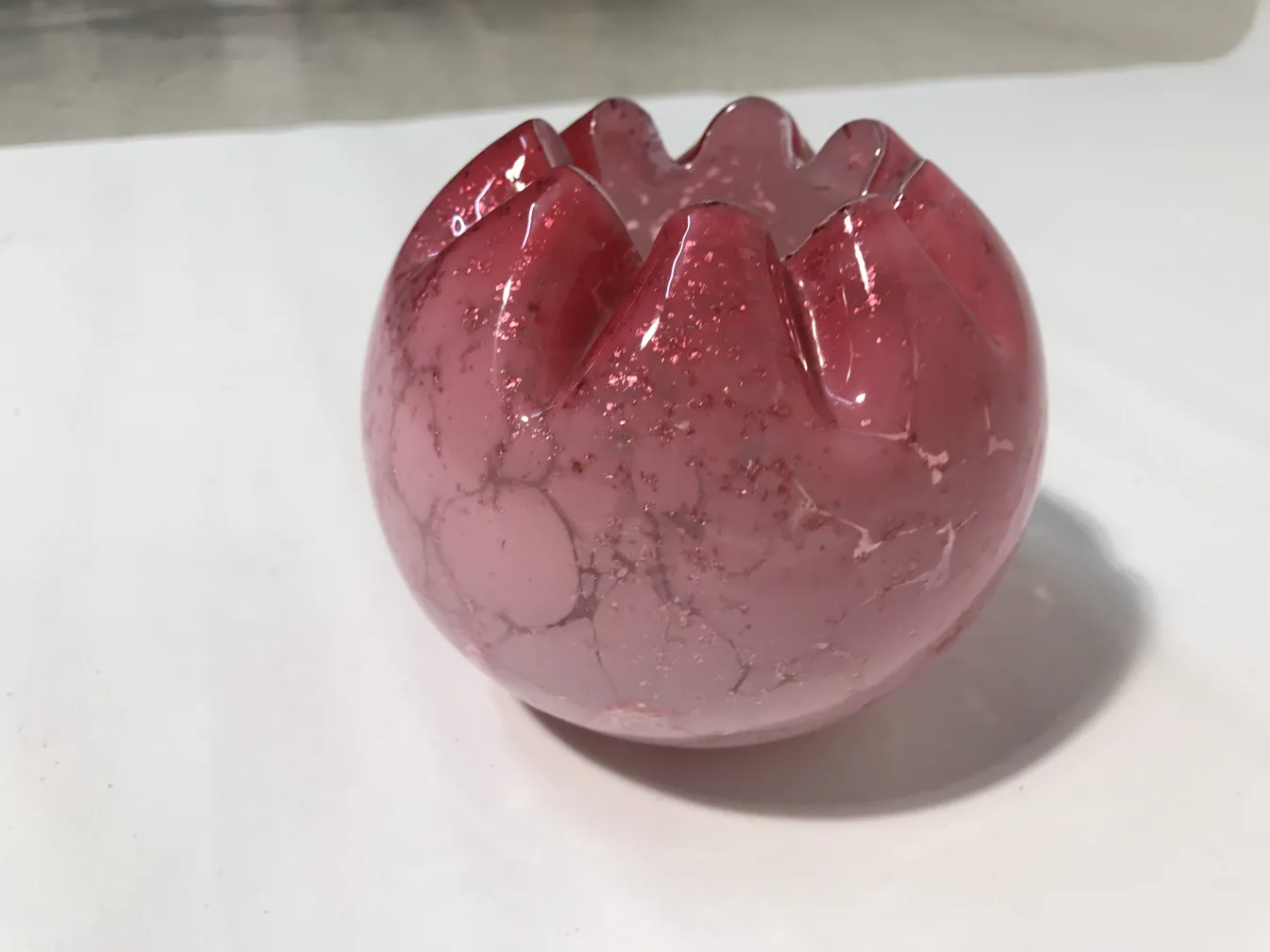 verre signé de couleur rose avec effet de bulles