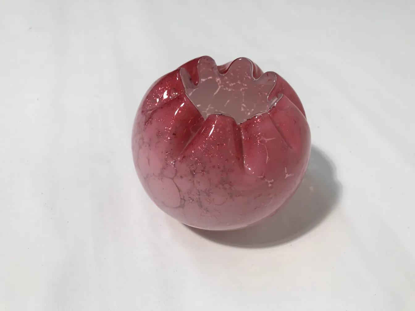 Rosa signiertes Glasgefäß mit gewellten Kanten und dekorativen Details.