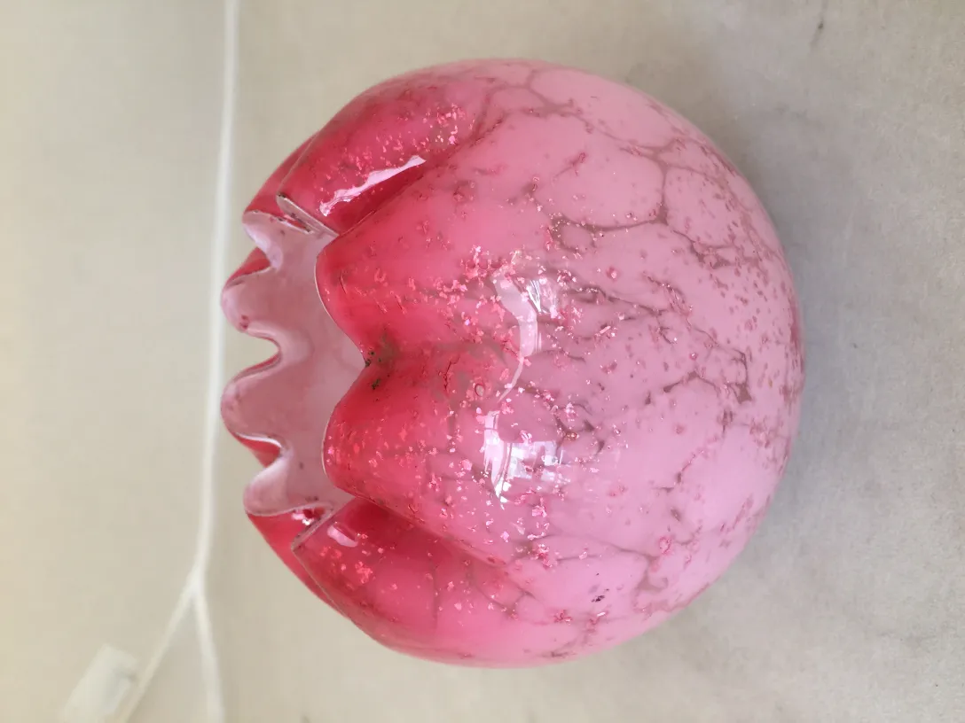 vidrio firmado en forma decorativa con tonos rosas y detalles únicos