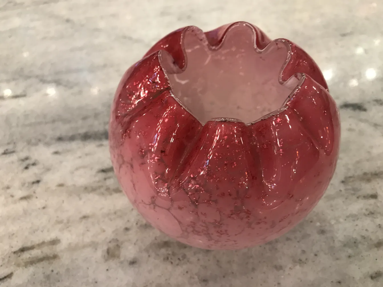 古董粉色签名玻璃，顶部波浪形