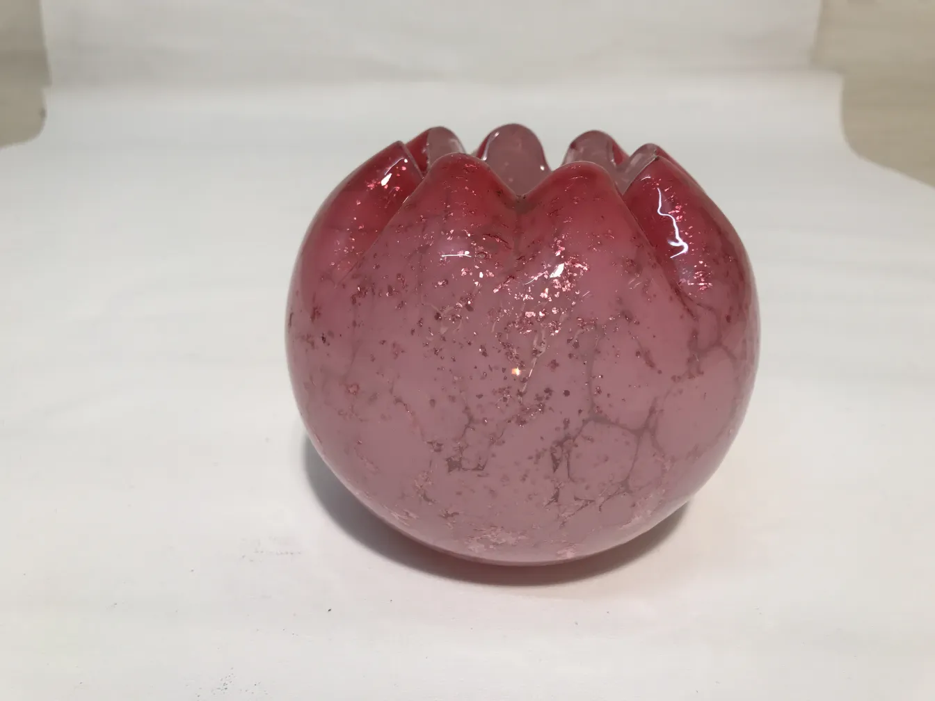 Antiguidade, vidro assinado rosa com textura única.