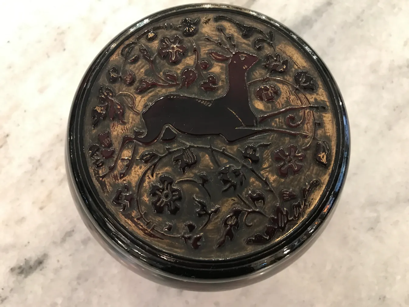 Antikes signiertes Glas mit Dekoration eines Rehs und Blumen