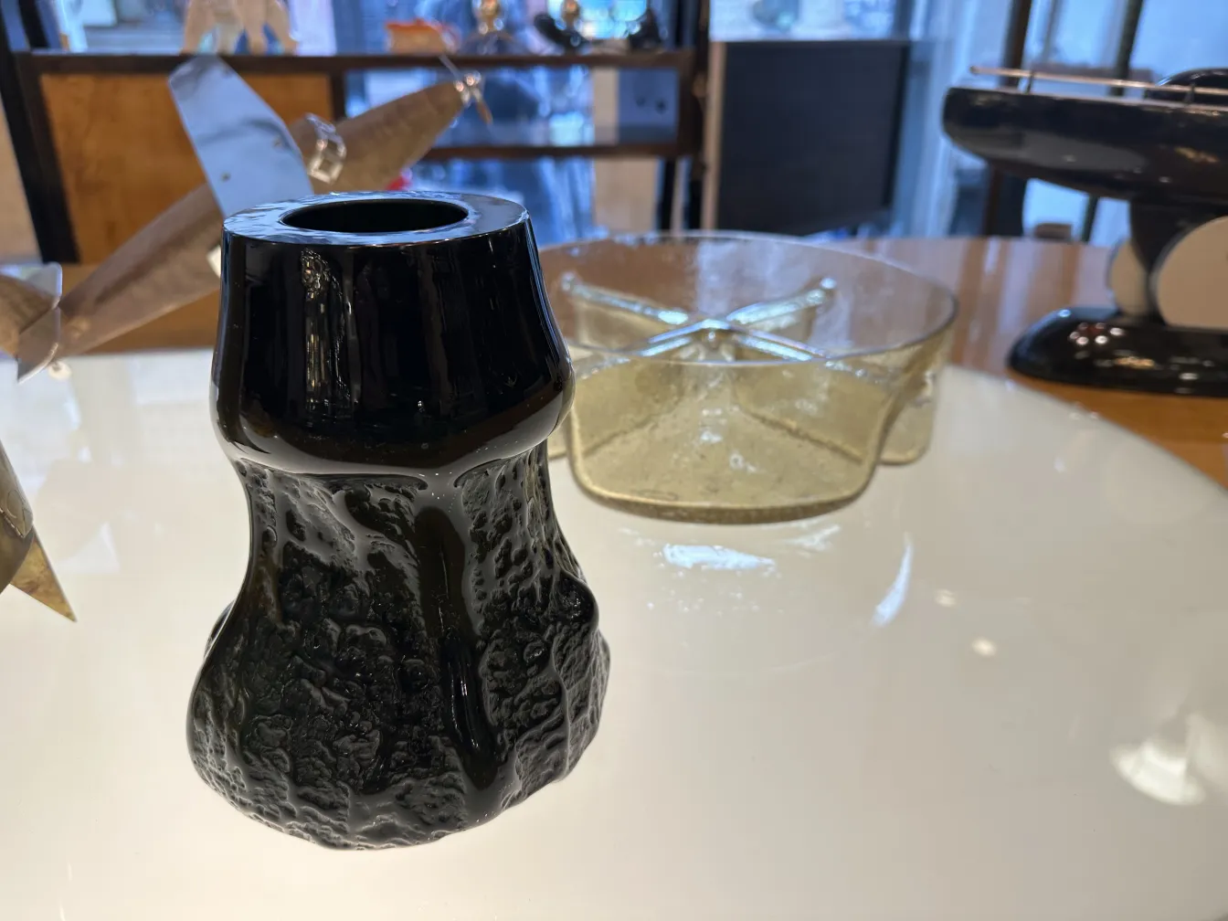 黒いサイン入りグラス装飾品