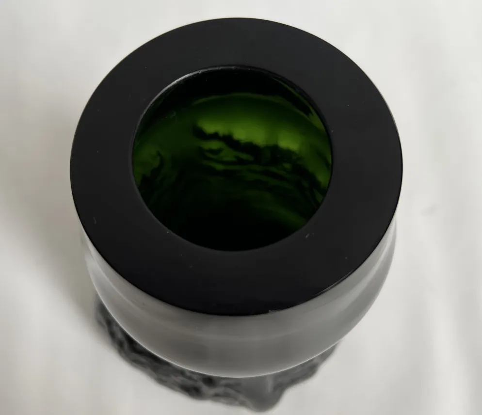 Vidro assinado com base decorativa escura e verde