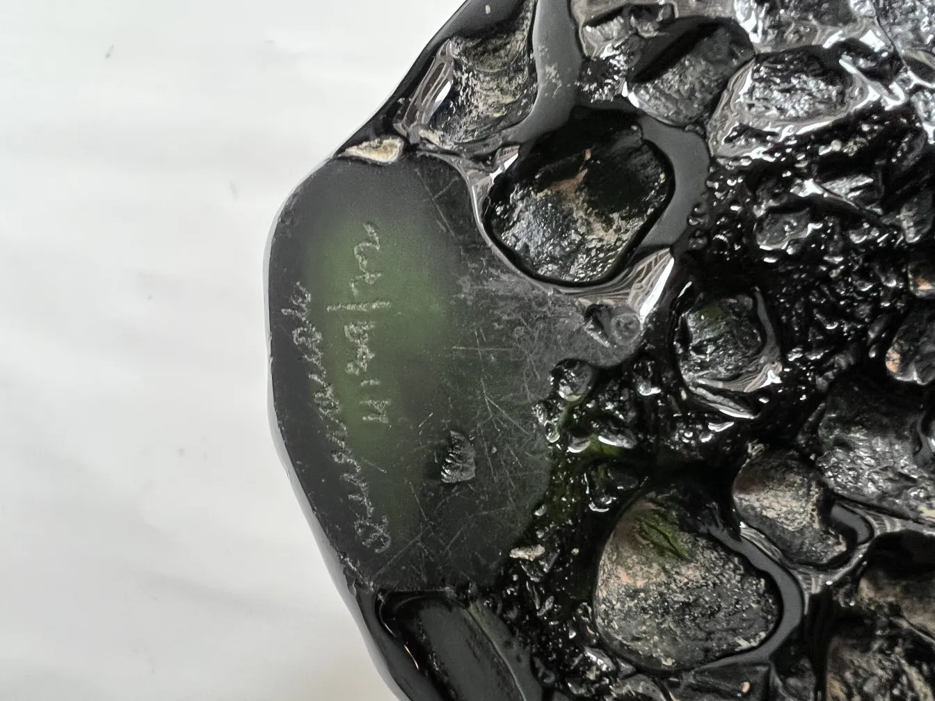 Antikes signiertes Glas mit einzigartigen dekorativen Details